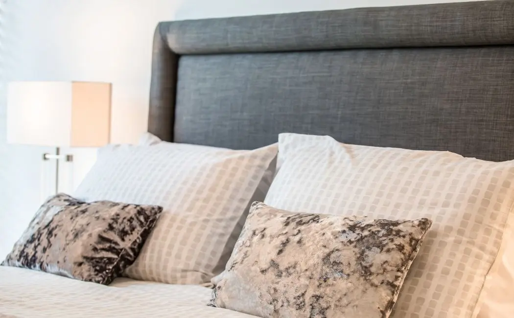 Różne rodzaje łóżek tapicerowanych  i jak wybrać to, które najlepiej pasuje do Twojego pokoju