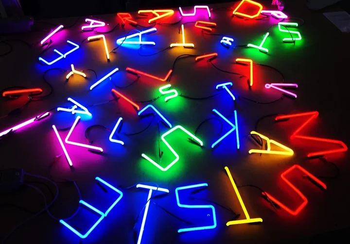 Jak dobrać neon do charakteru marki (kolor, typografia, styl) – porady