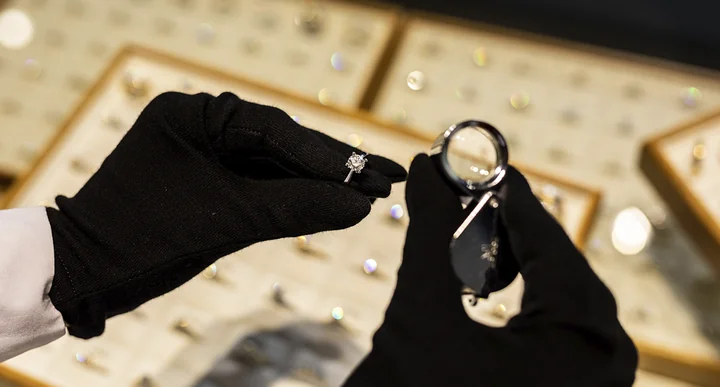 Pierścionek z białego złota – ponadczasowa elegancja na zaręczyny