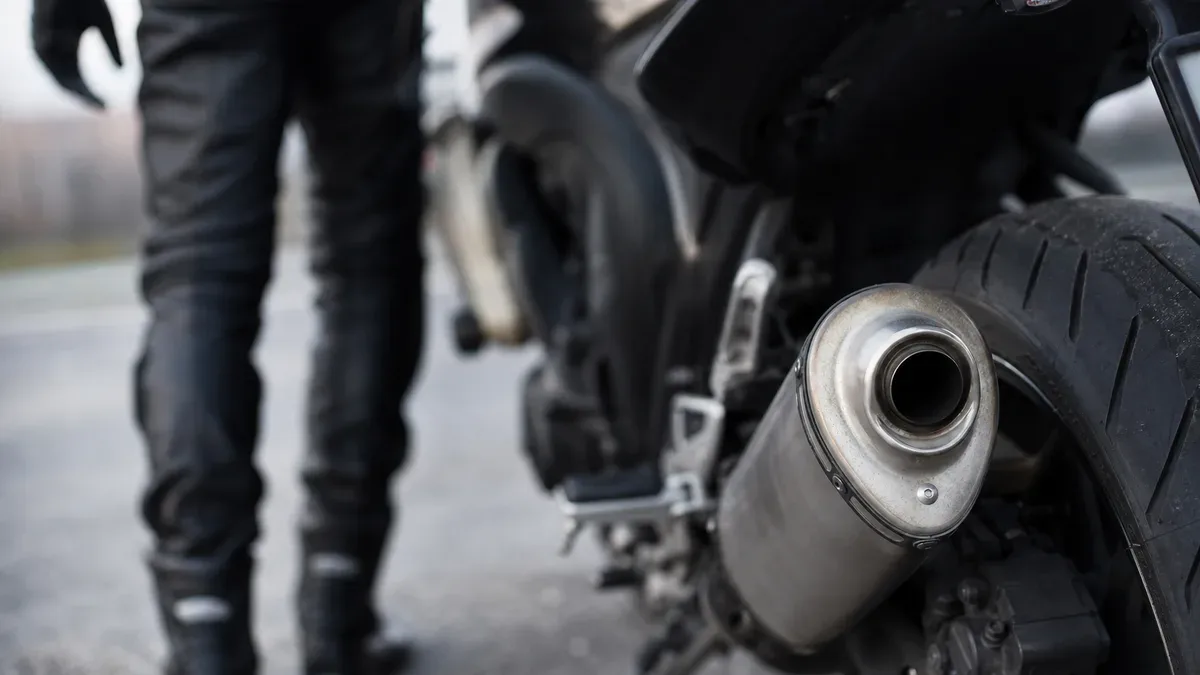 Maska spawalnicza na głowie i ponad 1,5 promila. 58-latek jechał motorowerem