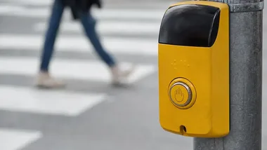 Dzielnicowi uczą dzieci zasady, która zwiększa bezpieczeństwo na drodze