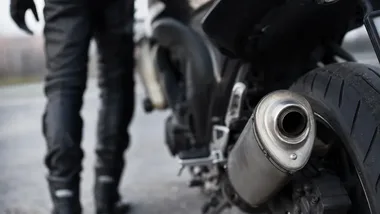 Maska spawalnicza na głowie i ponad 1,5 promila. 58-latek jechał motorowerem
