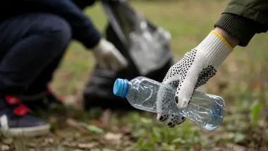 Szkolne ekipy zebrały odpady z 26 km dróg. Zniknęło też dzikie wysypisko