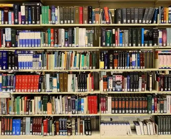 Rodzinne czytanie w sobotnie południe — spotkanie Klubu Czytających Rodzin w bibliotece