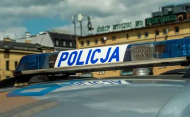 Zagubiona kobieta czekała nocą na przystanku. Pomogli dzielnicowi