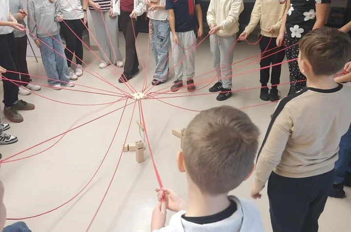 Kody QR, przysłowia i klucz w Mediatece. Czwartoklasiści ruszyli tropem książek