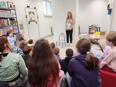 Dzień Klejnotów w bibliotece - uczniowie z Przemyśla tropili bursztyn i diamenty