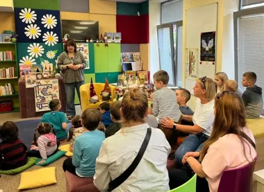 Krasnoludki wyszły z bajek do biblioteki - dzieci złapały czytelniczy rytm