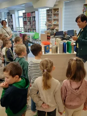 Wiosna i Wielkanoc weszły do biblioteki - dzieci ruszyły na literacką zabawę