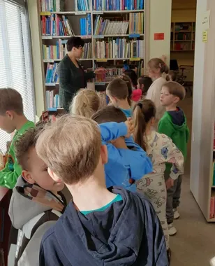Bajkowa noc w bibliotece w Przemyślu - dzieci ruszyły tropem książek