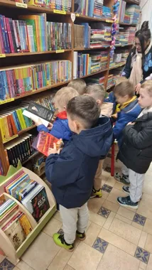 Przedszkolaki z Jagódki odkryły, jak działa biblioteka na Ofiar Katynia
