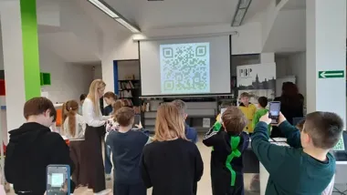 QR-y, książki i spryt - w Mediatece PBP dzieci rozgryzły literacką łamigłówkę