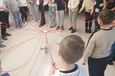 Kody QR, przysłowia i klucz w Mediatece. Czwartoklasiści ruszyli tropem książek