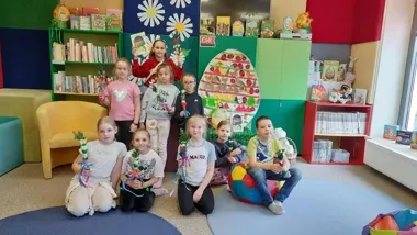 W bibliotece dzieci rozłożyły Wielkanoc na czynniki pierwsze - i jeszcze zrobiły palmę