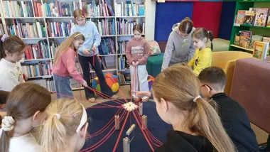Baśniowa gra w bibliotece - dzieci odkrywały skarb i uczyły się współpracy