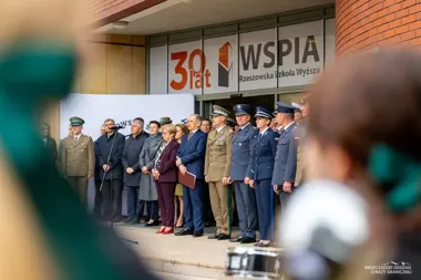 Pies służbowy i pojazd pirotechniczny na święcie bezpieczeństwa