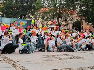 Koralik roztańczył rynek Przemyśla - flash mob, który skleił pokolenia