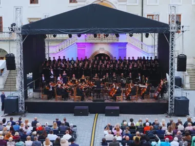 Mozart na zamkowym dziedzińcu - jak Sapieżyńskie Spotkania Kulturalne otworzyły nowy rozdział w Krasiczynie