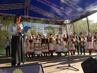 Śpiew pod platanem znów przyciągnął tłum do Zarzecza