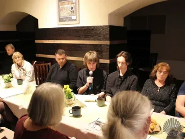 Poetycki wieczór wciągnął publiczność w metaforę i gitarowe echo