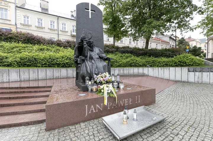 35 lat od wizyty Jana Pawła II w Przemyślu. Władze miasta oddały hołd przy pomniku