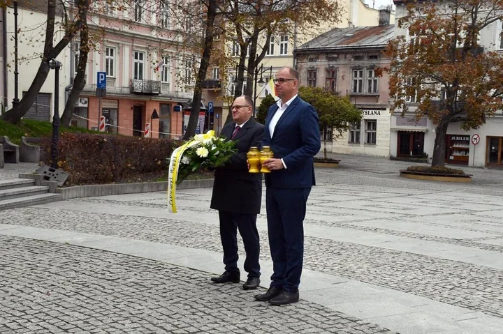 Kwiaty i znicze przed pomnikiem Jana Pawła II w Przemyślu
