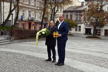 Kwiaty i znicze przed pomnikiem Jana Pawła II w Przemyślu