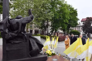 W Przemyślu znicze dla Jana Pawła II. Rocznica wróciła do centrum miasta