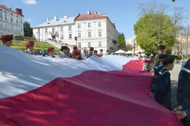 Przemyśl oddał hołd biało-czerwonej. Rynek wypełniły hymn i polski taniec