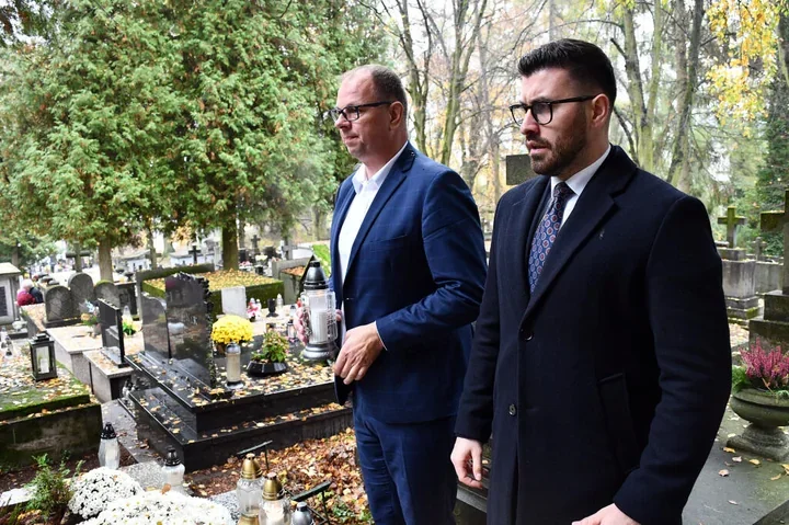 Przed Wszystkimi Świętymi zapalono znicze na grobach zasłużonych przemyskich samorządowców