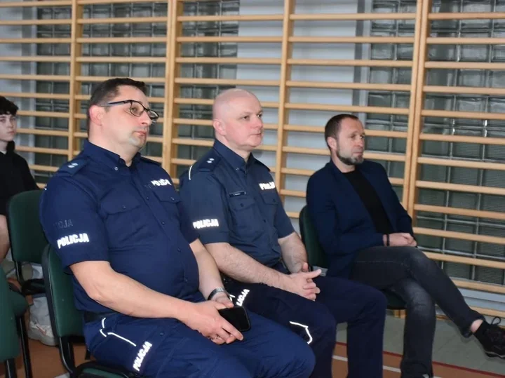 Policja w Medyce ostrzegła uczniów przed śladem, który zostaje w sieci