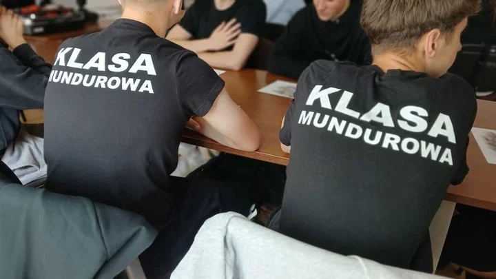 Uczniowie sami pobrali odciski palców. Policja pokazała kulisy pracy