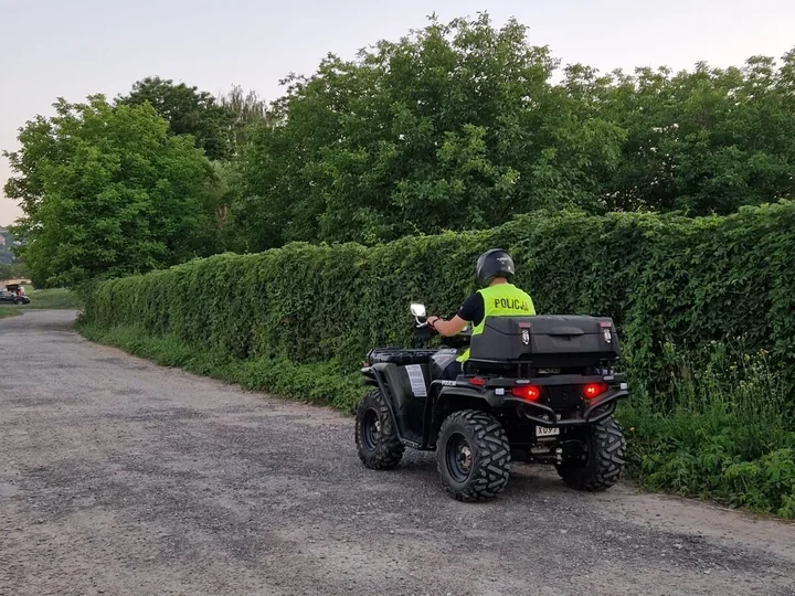 Patrole na quadach sprawdzają ogródki działkowe w Przemyślu