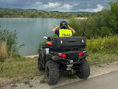 Quady na patrolu przy akwenach w Przemyślu. Policja sprawdza kąpieliska