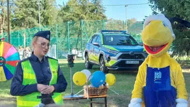 Policjanci pokazali dzieciom, jak bezpiecznie przejść przez jezdnię