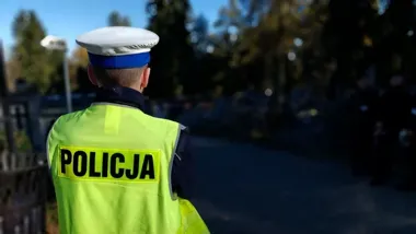 Porządki na cmentarzu mogą skończyć się kradzieżą. Policja ostrzega