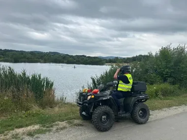 Policjanci sprawdzają kąpieliska w Przemyślu. Kontrole także na dzikich akwenach