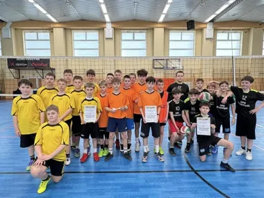 Triumf SP nr 16 w powiatowych igrzyskach dzieci w siatkówce – emocje i walka o awans