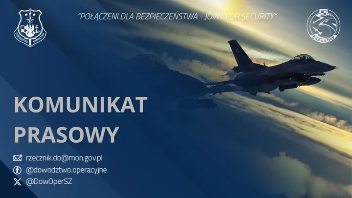 Grafika prasowa Dowództwa Operacyjnego z myśliwcem F-16 w locie nad chmurami, służąca jako tło komunikatu prasowego.