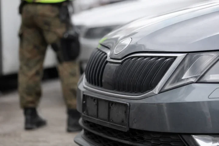 Skradzione auta i części odzyskane na granicy w Medyce i Korczowej