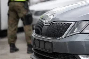 Skradzione auta i części odzyskane na granicy w Medyce i Korczowej