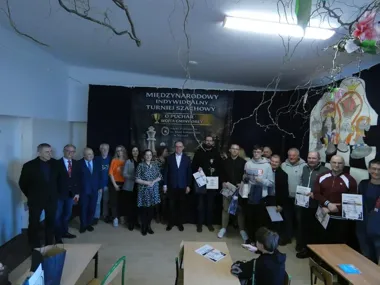 Szachy zagrały o jubileusz w Nizinach i 50 graczy usiadło do jednej szachownicy