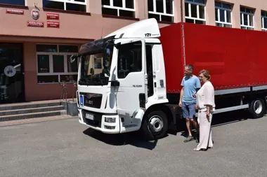 Ciężarówka dla uczniów i bus dla wychowanków. Powiat inwestuje w naukę