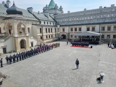 Awansy i odznaczenia w Krasiczynie. Służba Więzienna świętowała z powiatem
