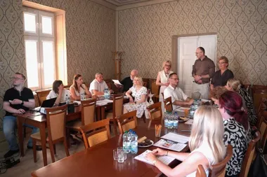 Samorządowe rozmowy o pomocy bliżej domu. Przemyśl szuka wspólnego kierunku