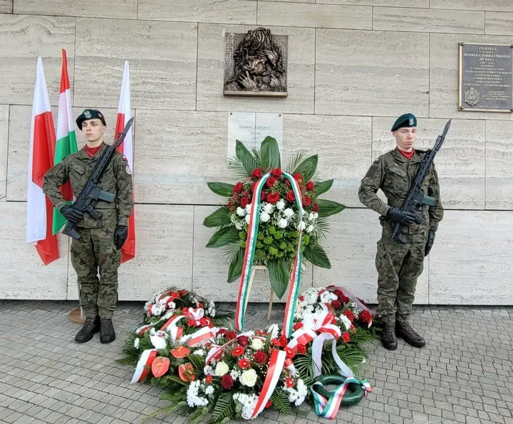Przy muzeum odsłonięto tablicę o człowieku, który łączył Polskę i Węgry