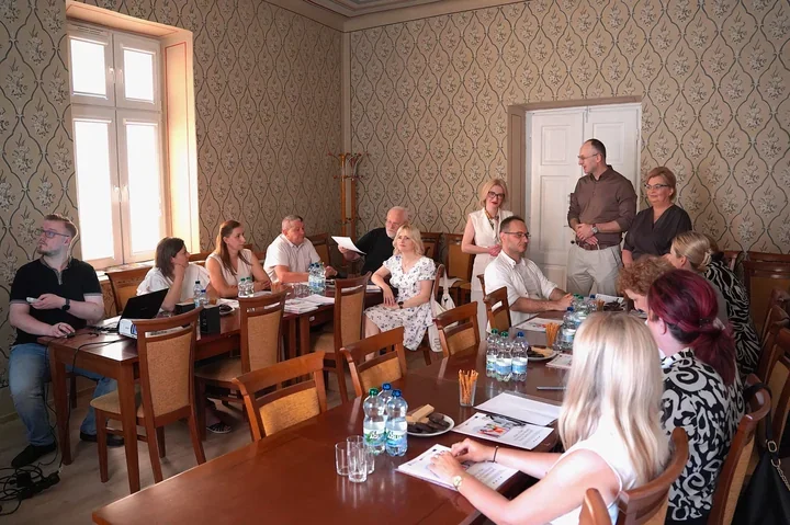 Samorządowe rozmowy o pomocy bliżej domu. Przemyśl szuka wspólnego kierunku