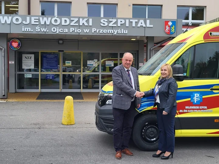 Dwie nowe karetki dla szpitala. Dotacja pokryła niemal cały koszt